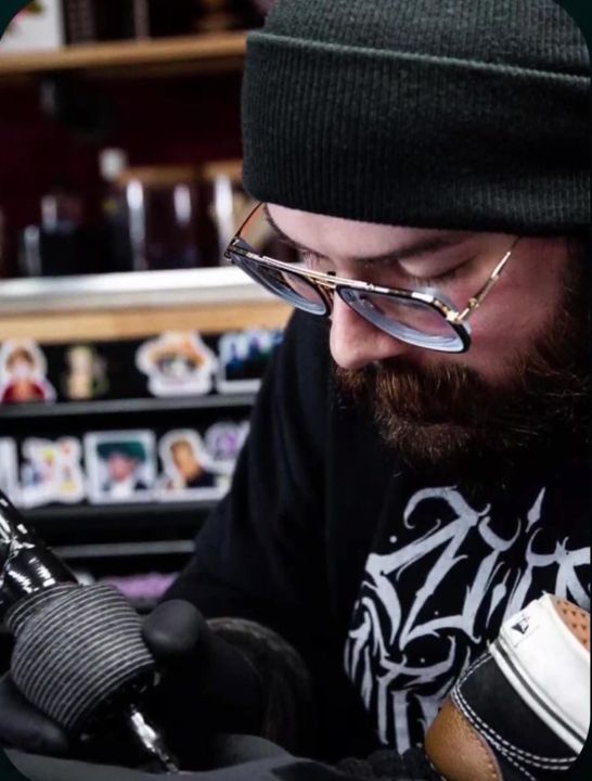 Jade tattooing in the tattoo shop